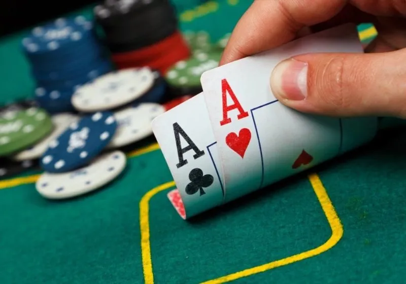 Cách chia bài poker