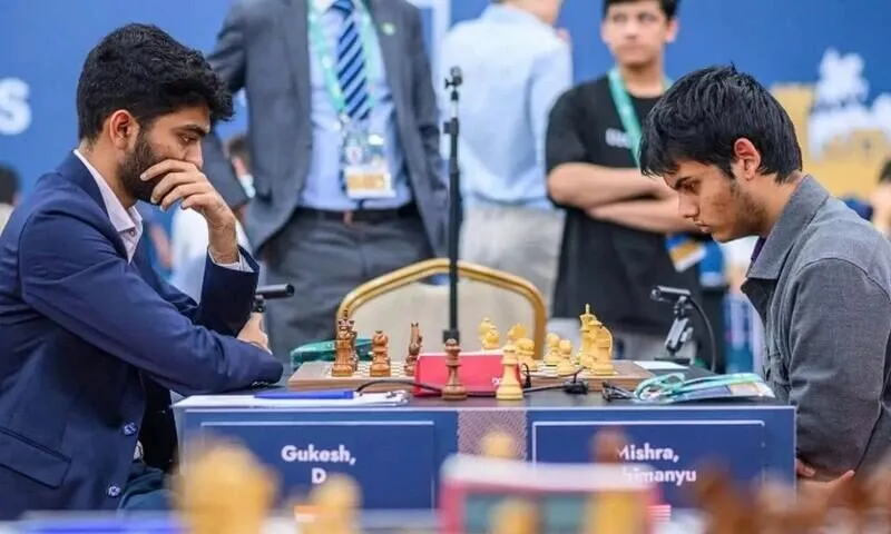 Mishra (phải) trong ván thắng Gukesh ở vòng 5 FIDE Grand Swiss