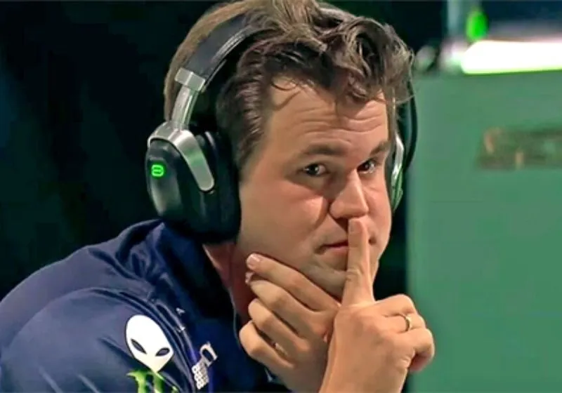 Nakamura ném quân cờ vào khán giả