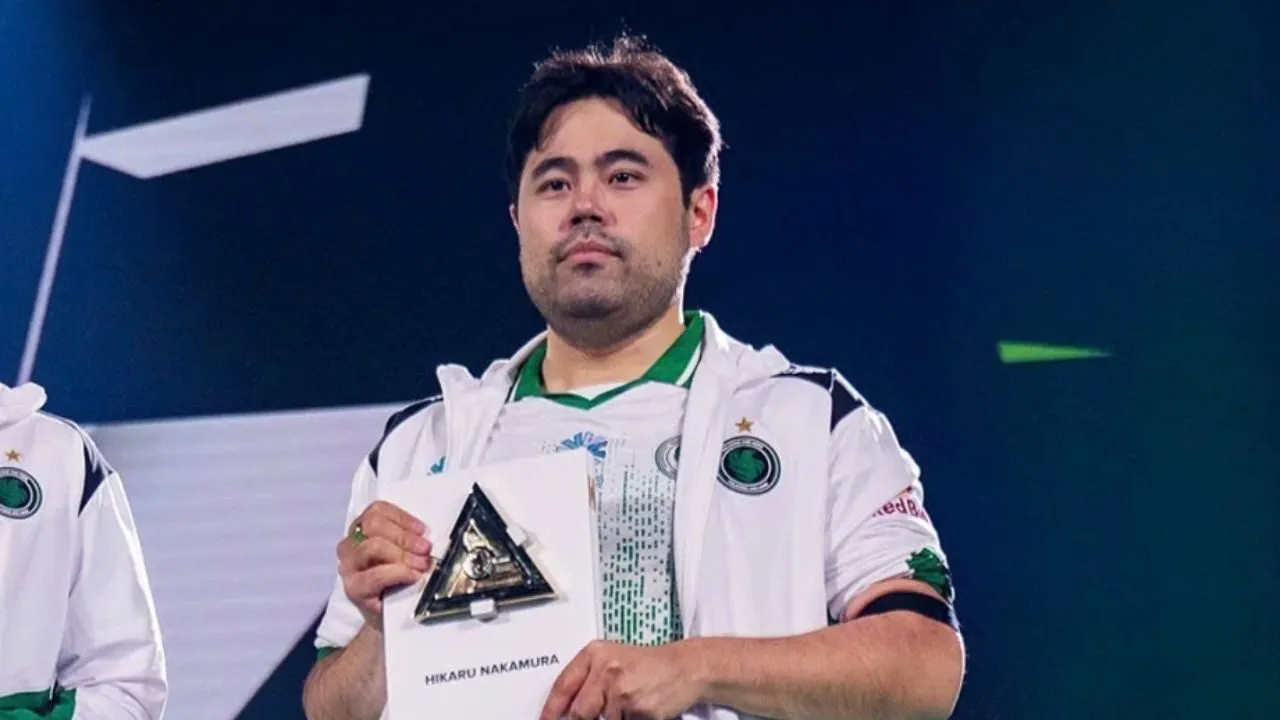 Hikaru Nakamura ném quân cờ vào khán giả